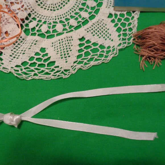 VINTAGE TEA CUP SAUCER OLD DOILYS COUNTRY BASKETS BOOK PILLOW SHAM ETC. … - Picture 11 of 11